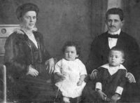 Rachel und Simon Adler mit ihren Söhnen Heinrich und Erich (r.), um 1915, Berlin